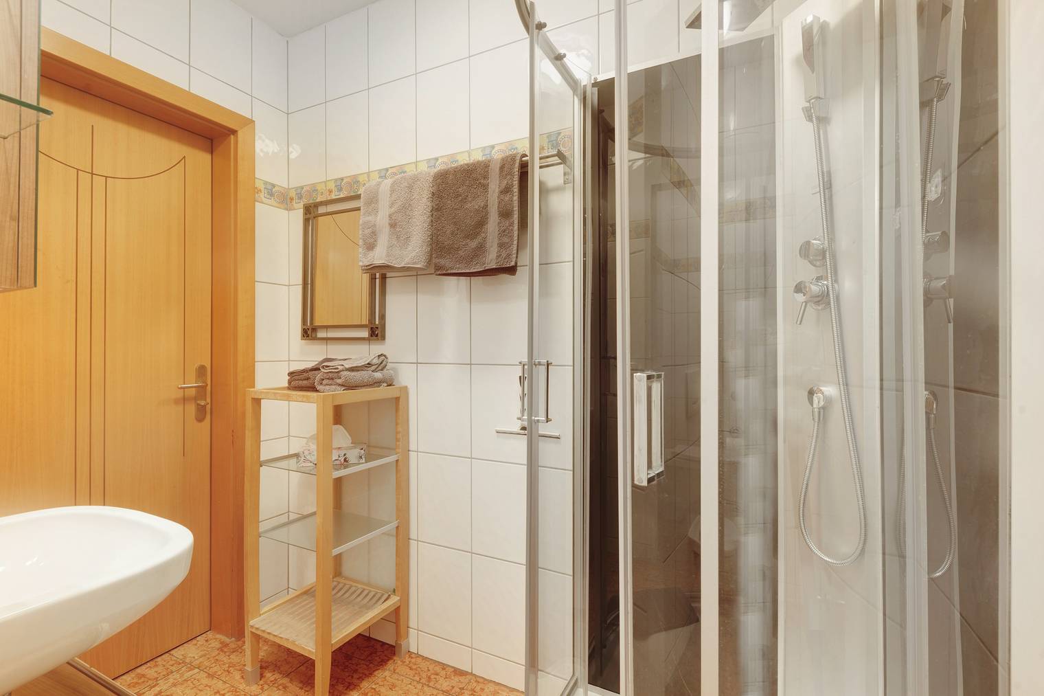 Badezimmer mit separater Dusche